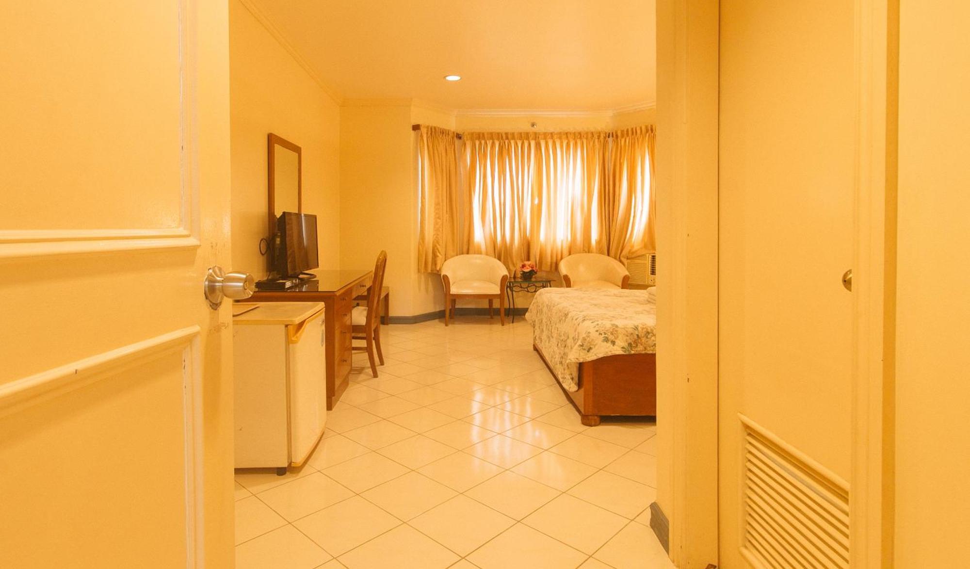 Royal Am Rei Hotel By Reddoorz Bacolod Exterior foto
